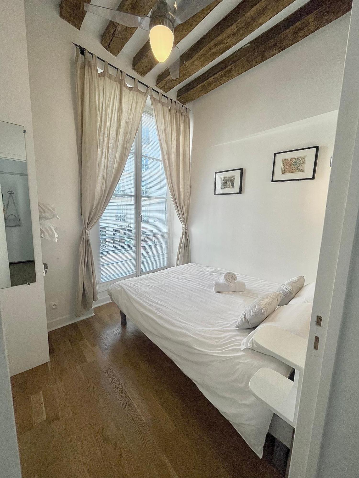 Apartment Typique Parisien Au Coeur Du Marais Paris