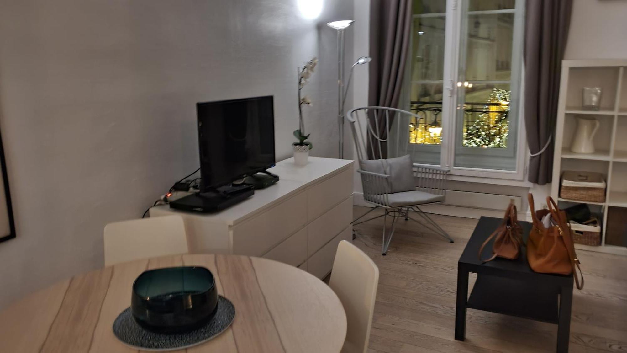 Apartment 1 Minute Gare Montparnasse , Center , Front Metro,close To Eiffel Tour And Louvre Meusm Paris