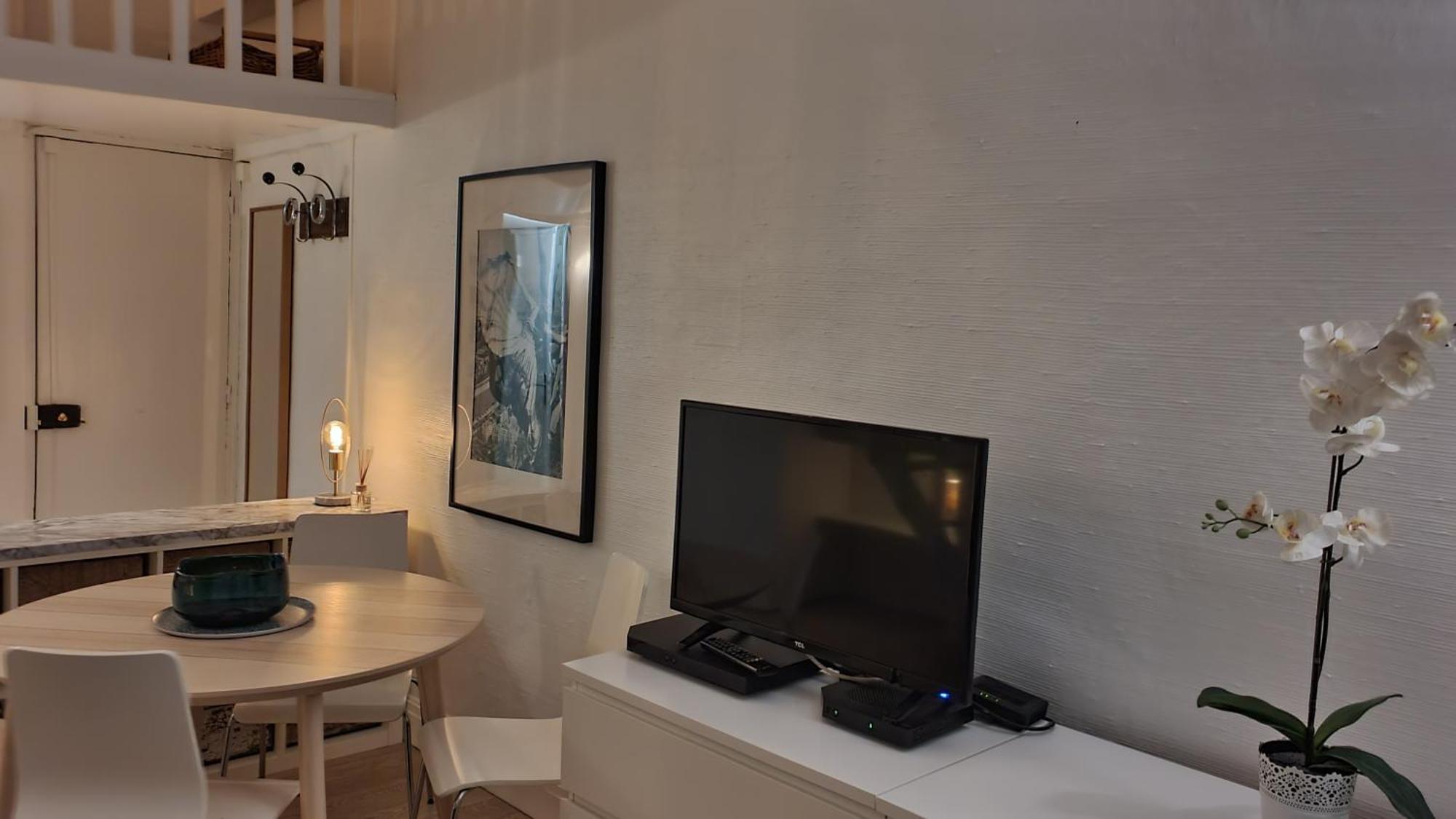 1 Minute Gare Montparnasse , Center , Front Metro,close To Eiffel Tour And Louvre Meusm Apartment
