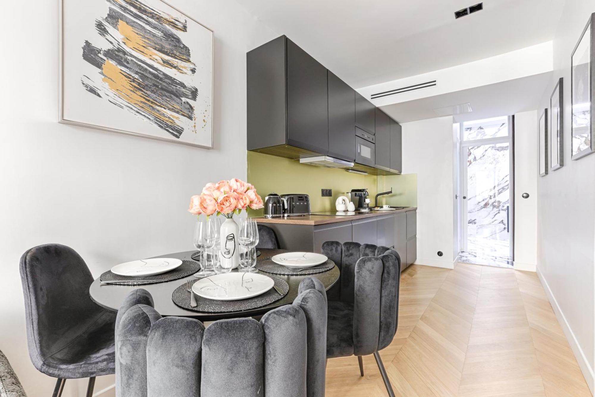 Stylish 2 Bedroom Near Montmartre Sacre Coeur Paris