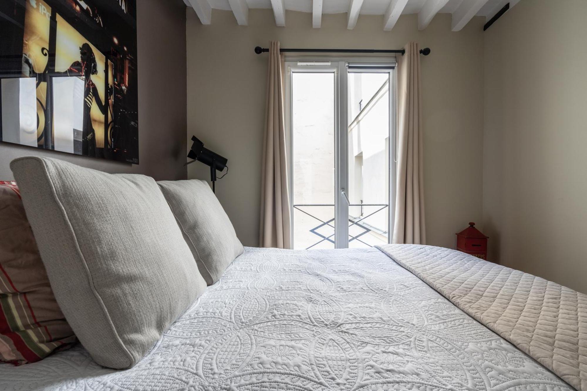 Cosy Central Place In Paris