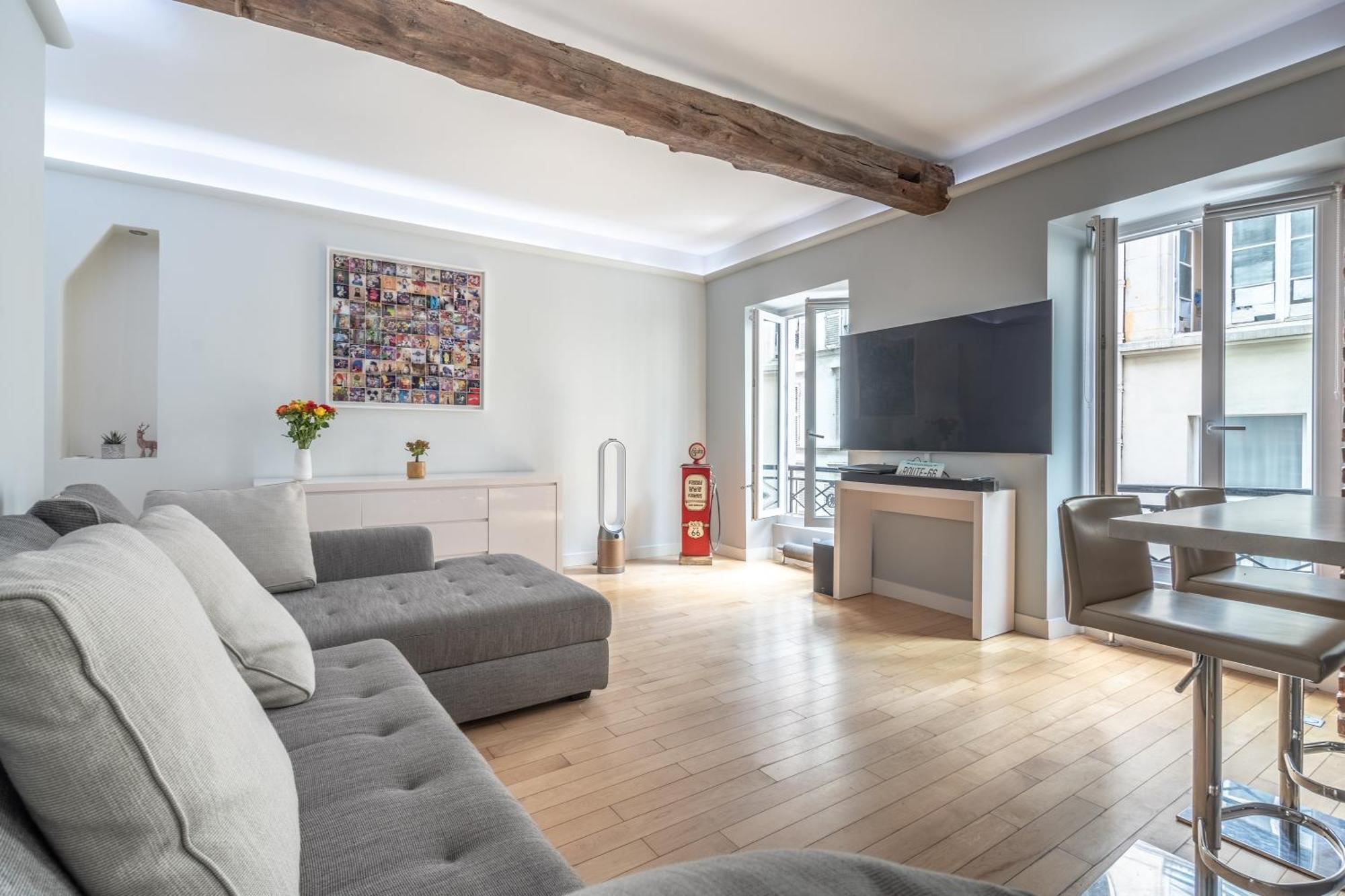 Cosy Central Place In Paris