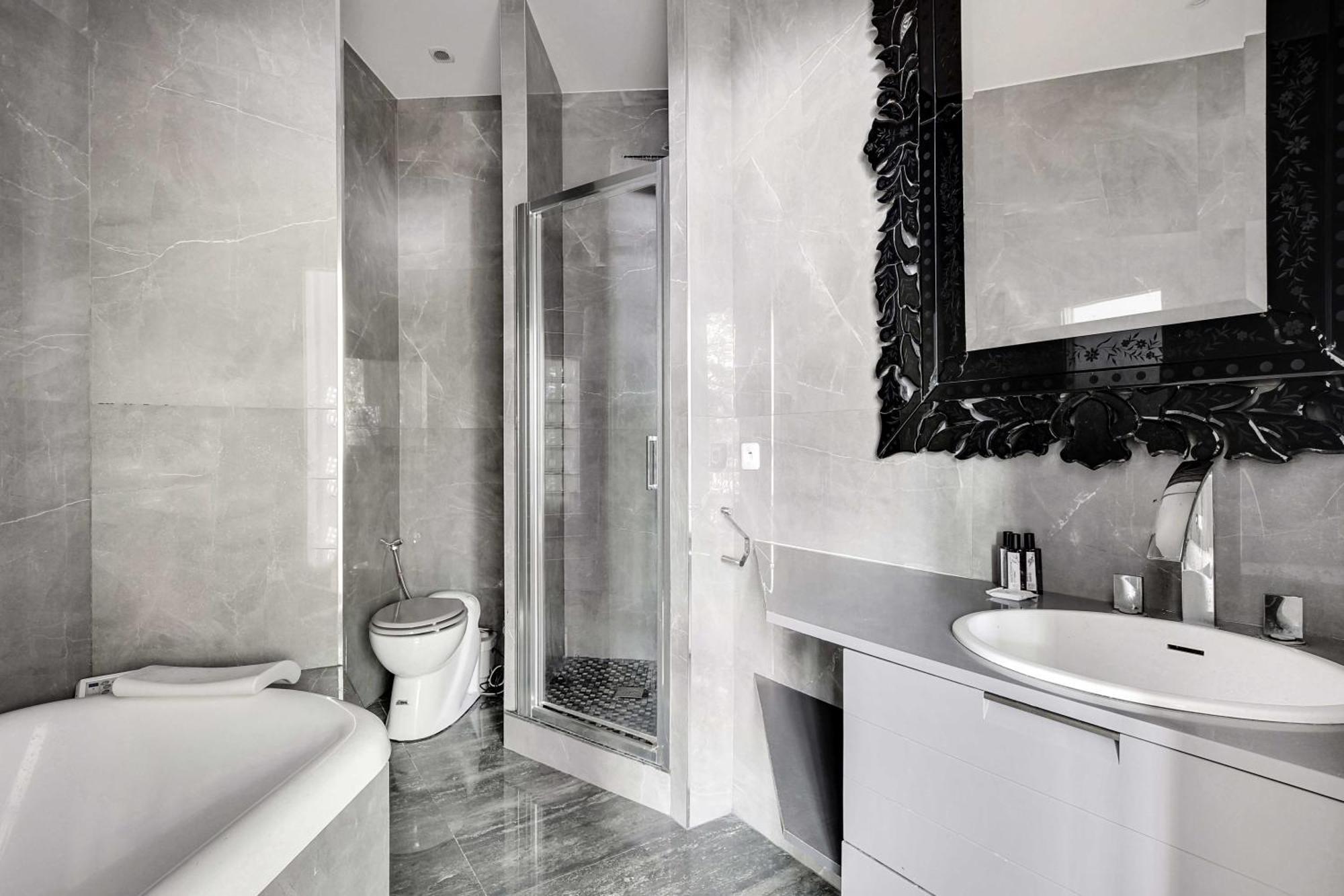 Magnificent Appt - 2bd-4p - Georges V - Champs-elysees * Paris