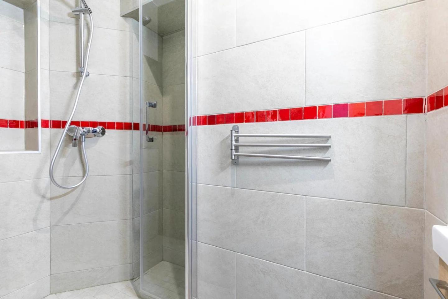 Gare Du Nord Confortable Pied A Terre Avec Patio Apartment *