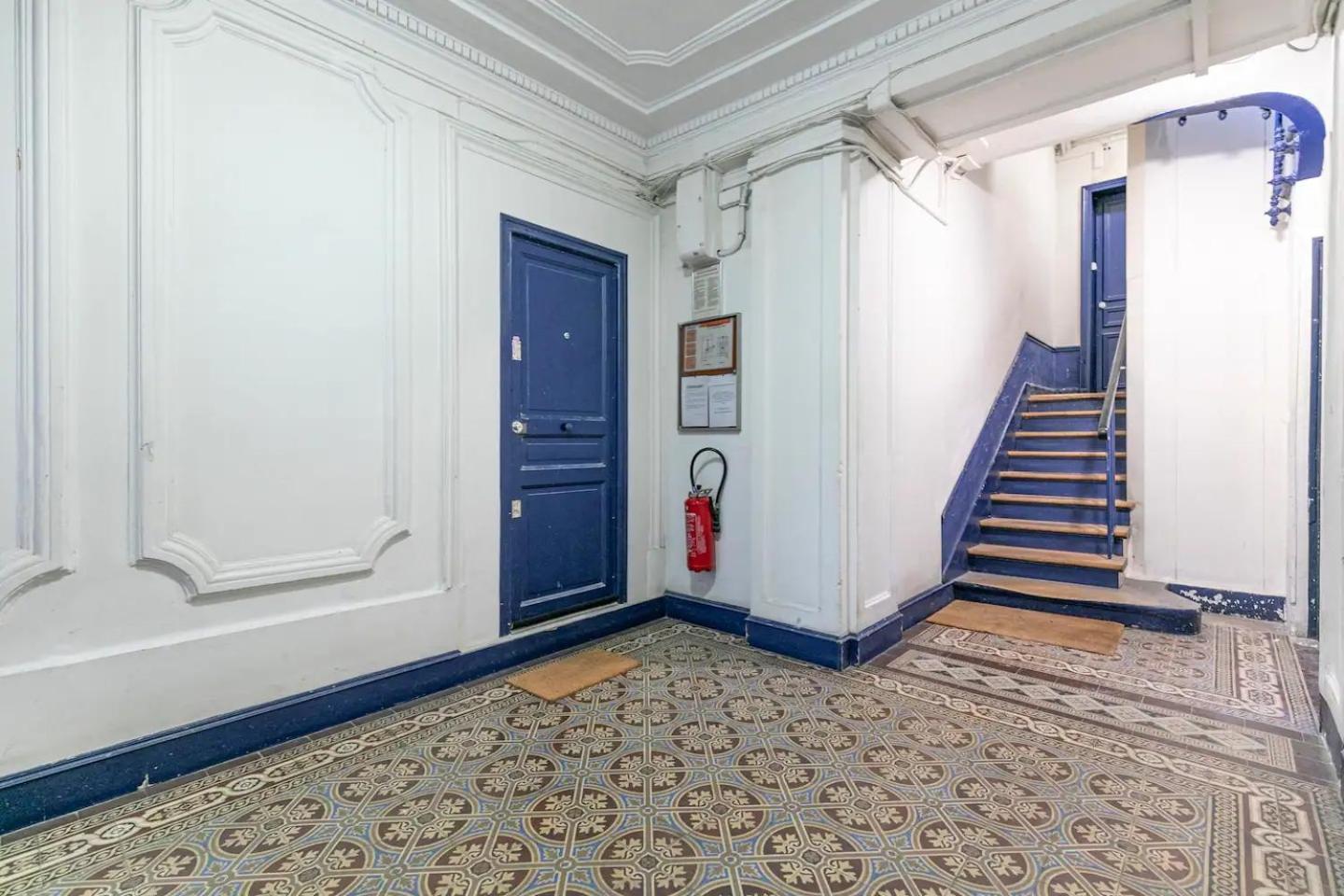 Gare Du Nord Confortable Pied A Terre Avec Patio Apartment Paris