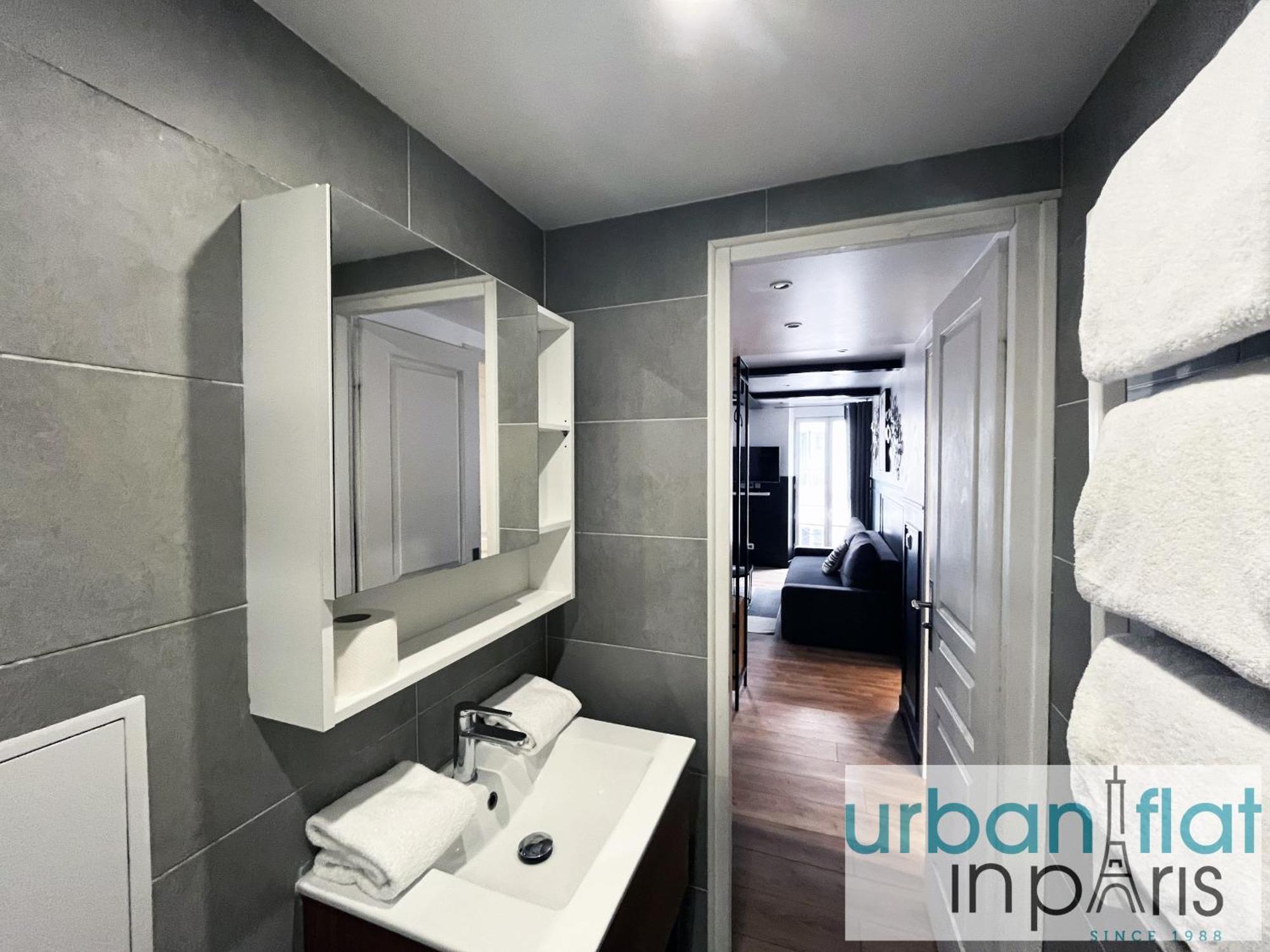 Apartment Urban Flat 13 - Pretty 2 Bedroom Parisian Flat *