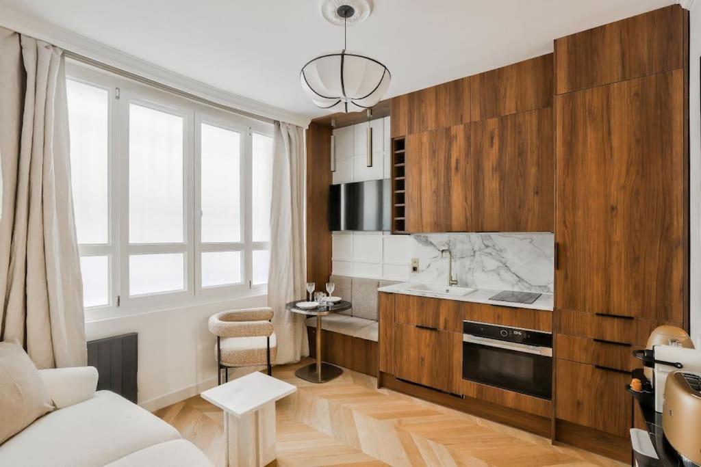 Mona-lisa's Apartment