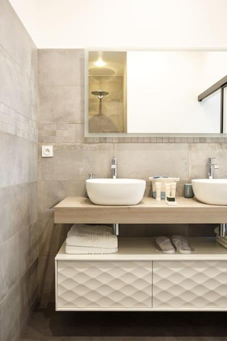 Apartment Renovated Spacious Parisian Near La Madeleine