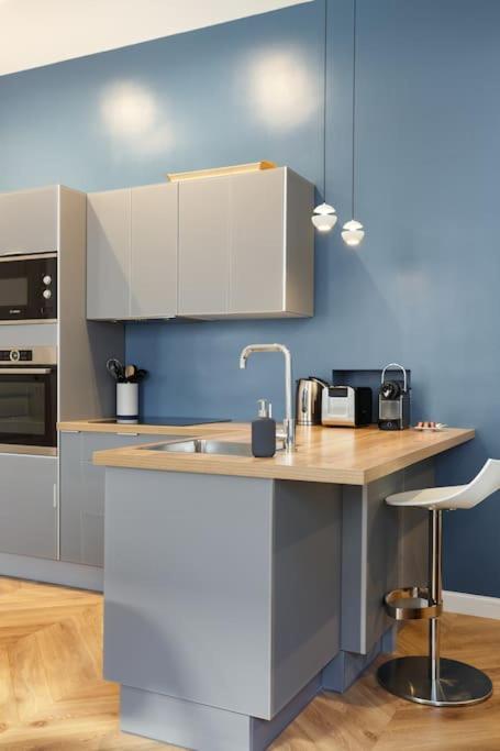 Apartment Renovated Spacious Parisian Near La Madeleine *