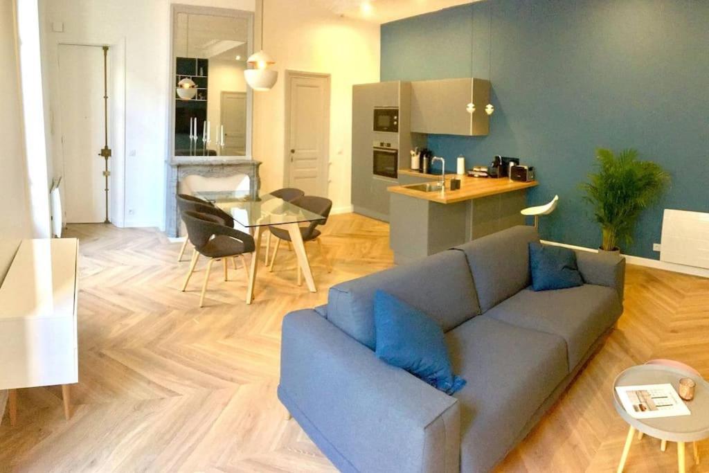 Apartment Renovated Spacious Parisian Near La Madeleine Paris