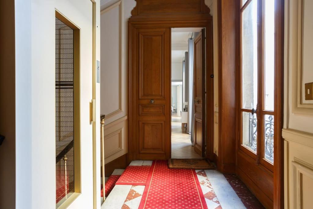Apartment Renovated Spacious Parisian Near La Madeleine Paris