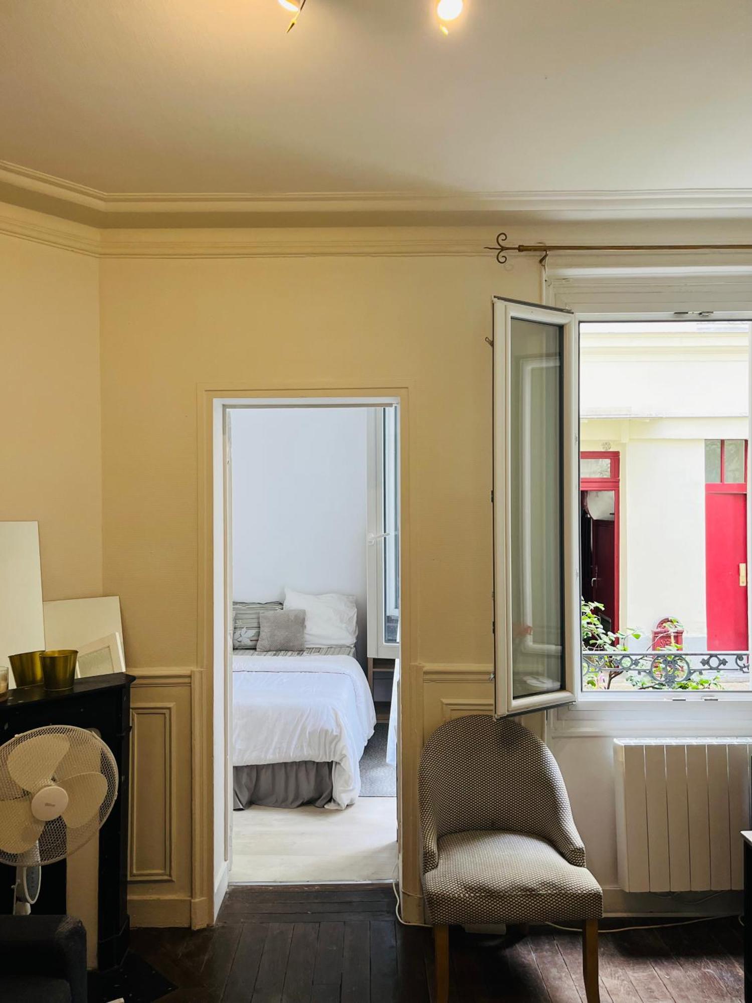 In Montmartre, Paris, Near Sacre-coeur Read Host Profile For Booking Hospedagem domiciliar *