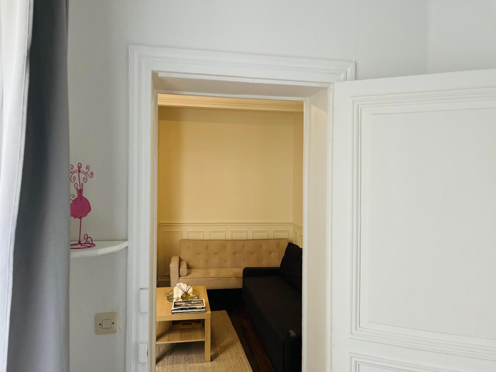 In Montmartre, Paris, Near Sacre-coeur Read Host Profile For Booking