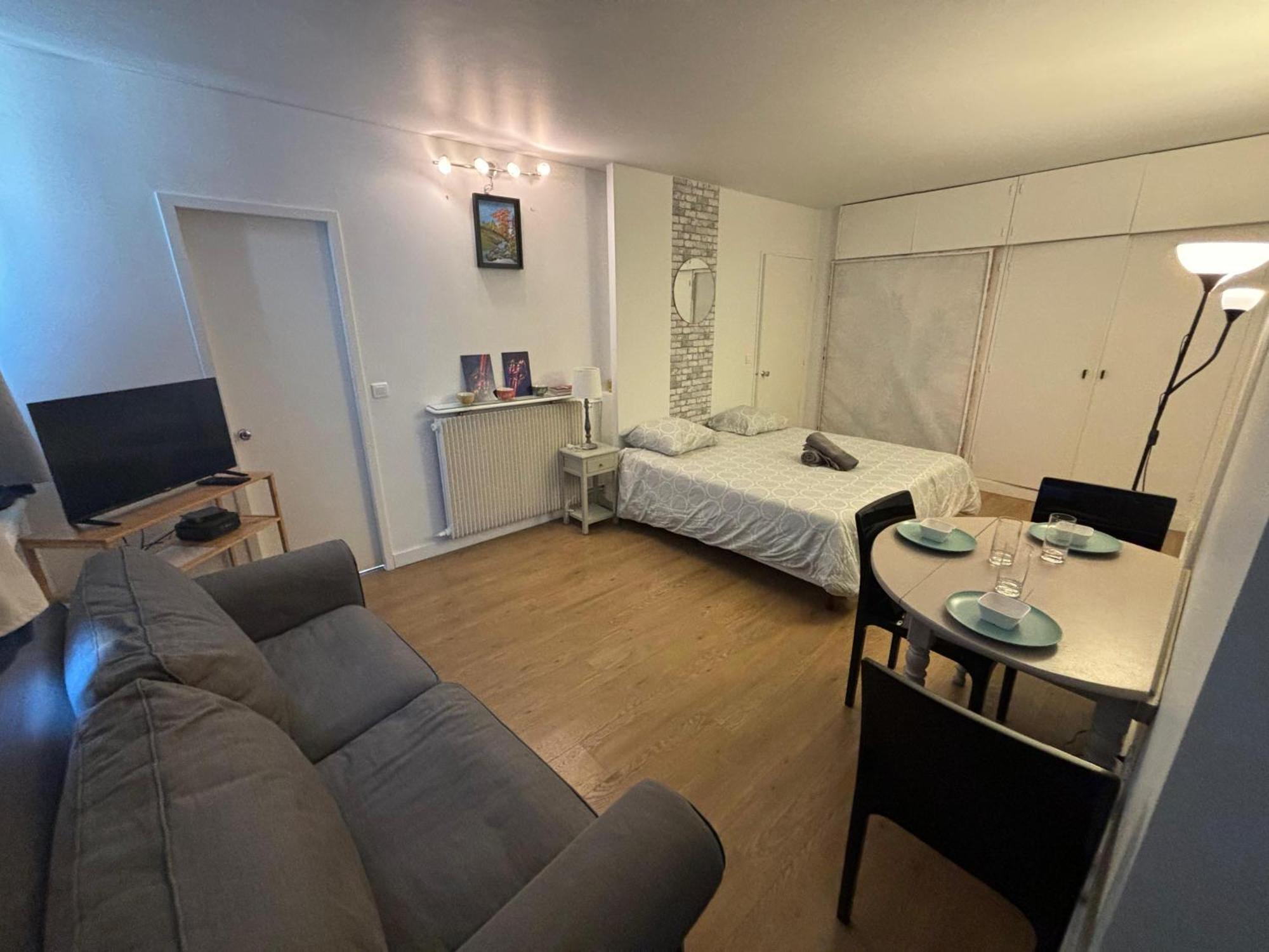 Des Champs Elysees Apartment
