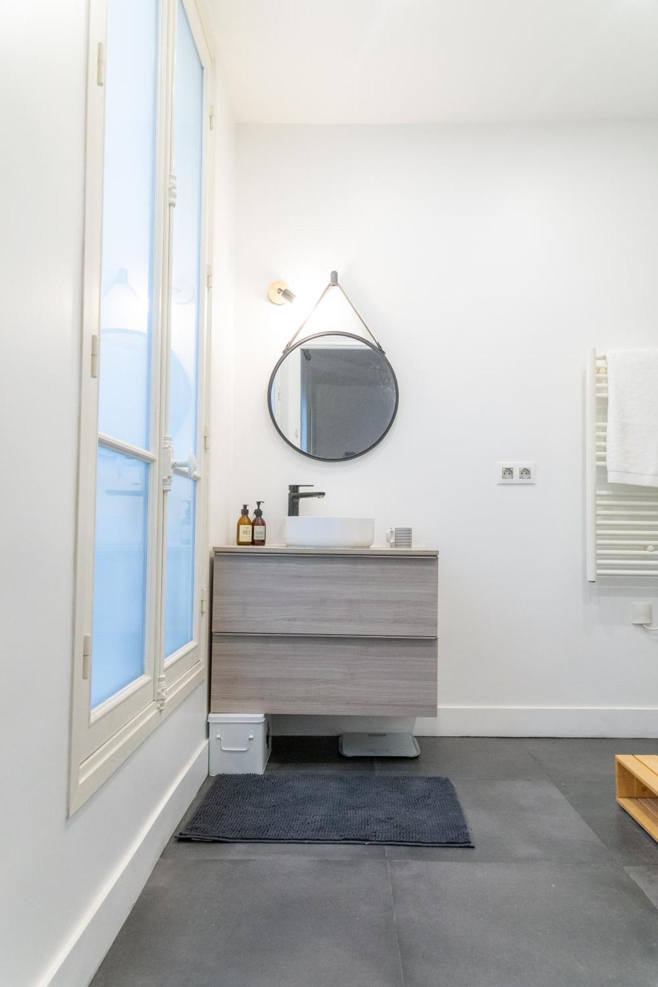 Sunny And Charming Heart Of Apartment Paris