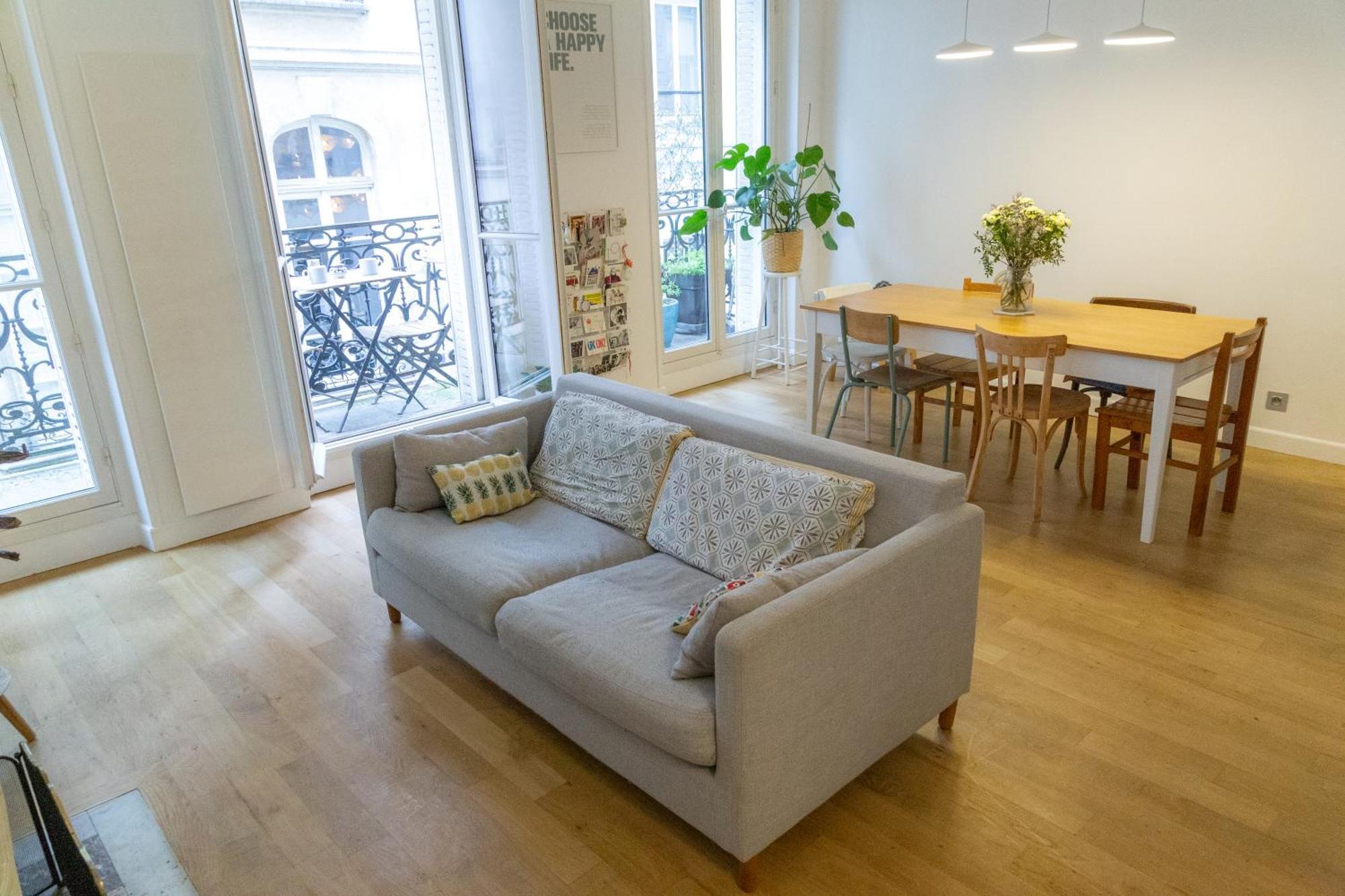 Sunny And Charming Heart Of Apartment Paris