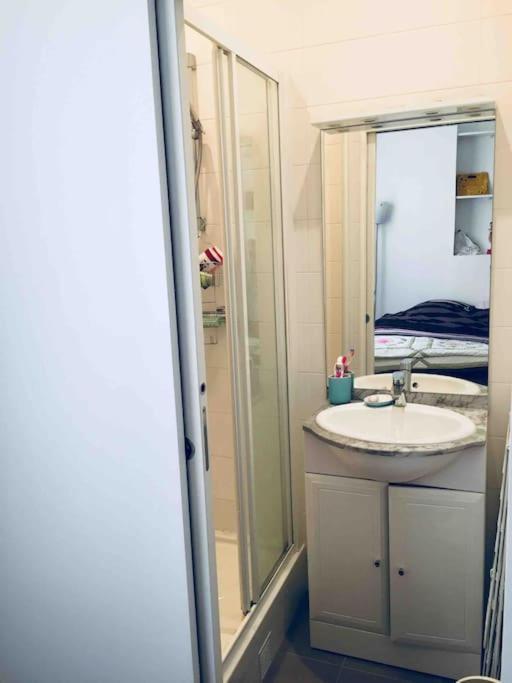 Apartment Cozy Flat, 5 Mins From Metro, 1 Bedroom *