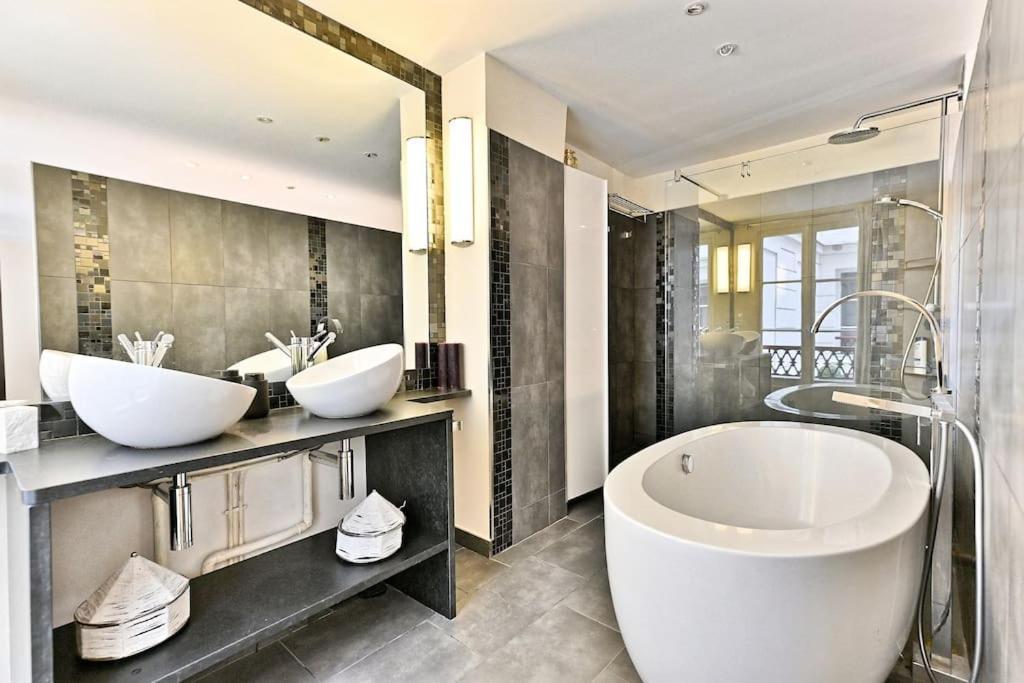 Prestigieux Et Lumineux De 150m2 - Ii Appartement Paris