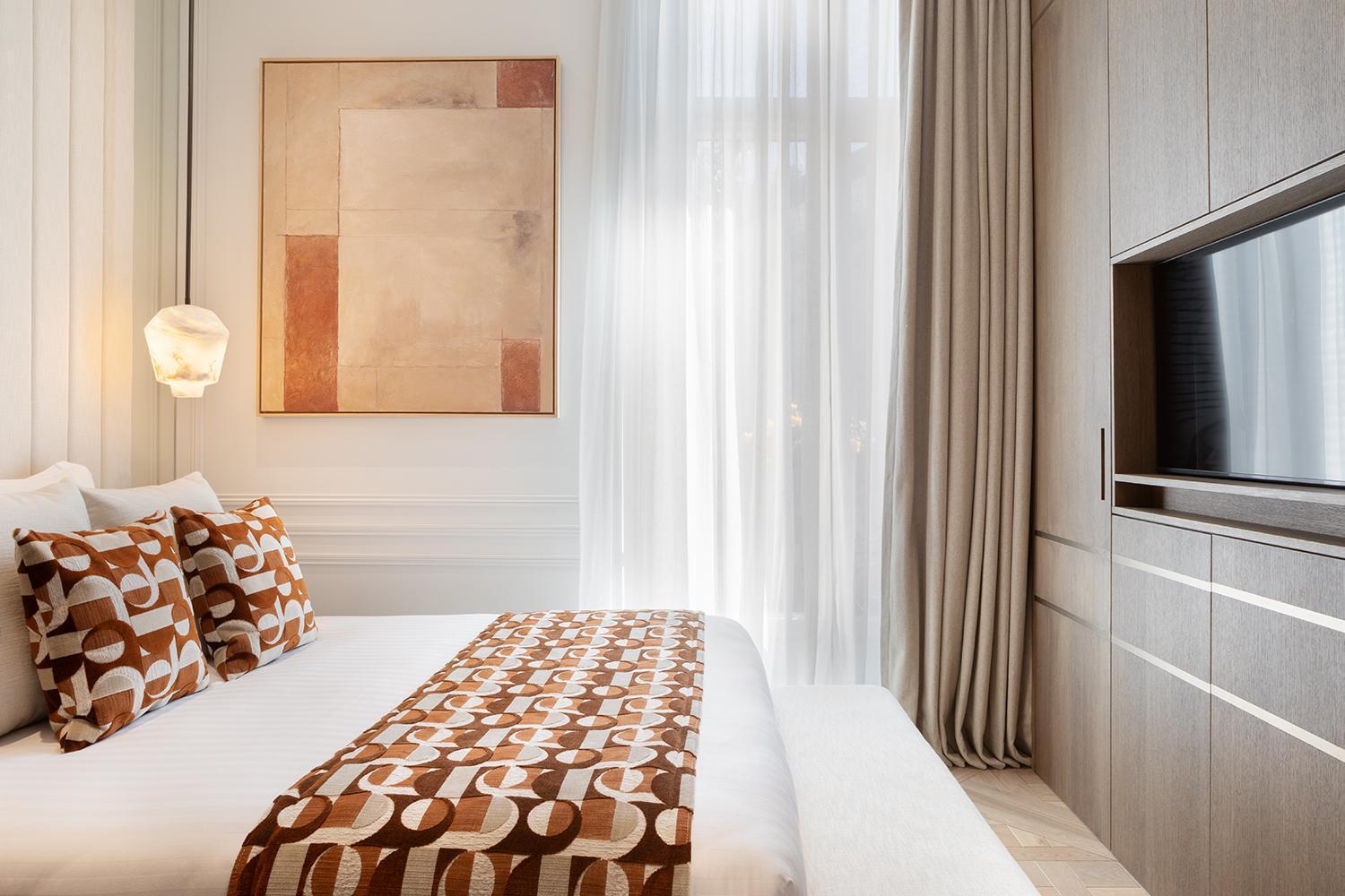 Thelander - Serviced In Champs Elysees *