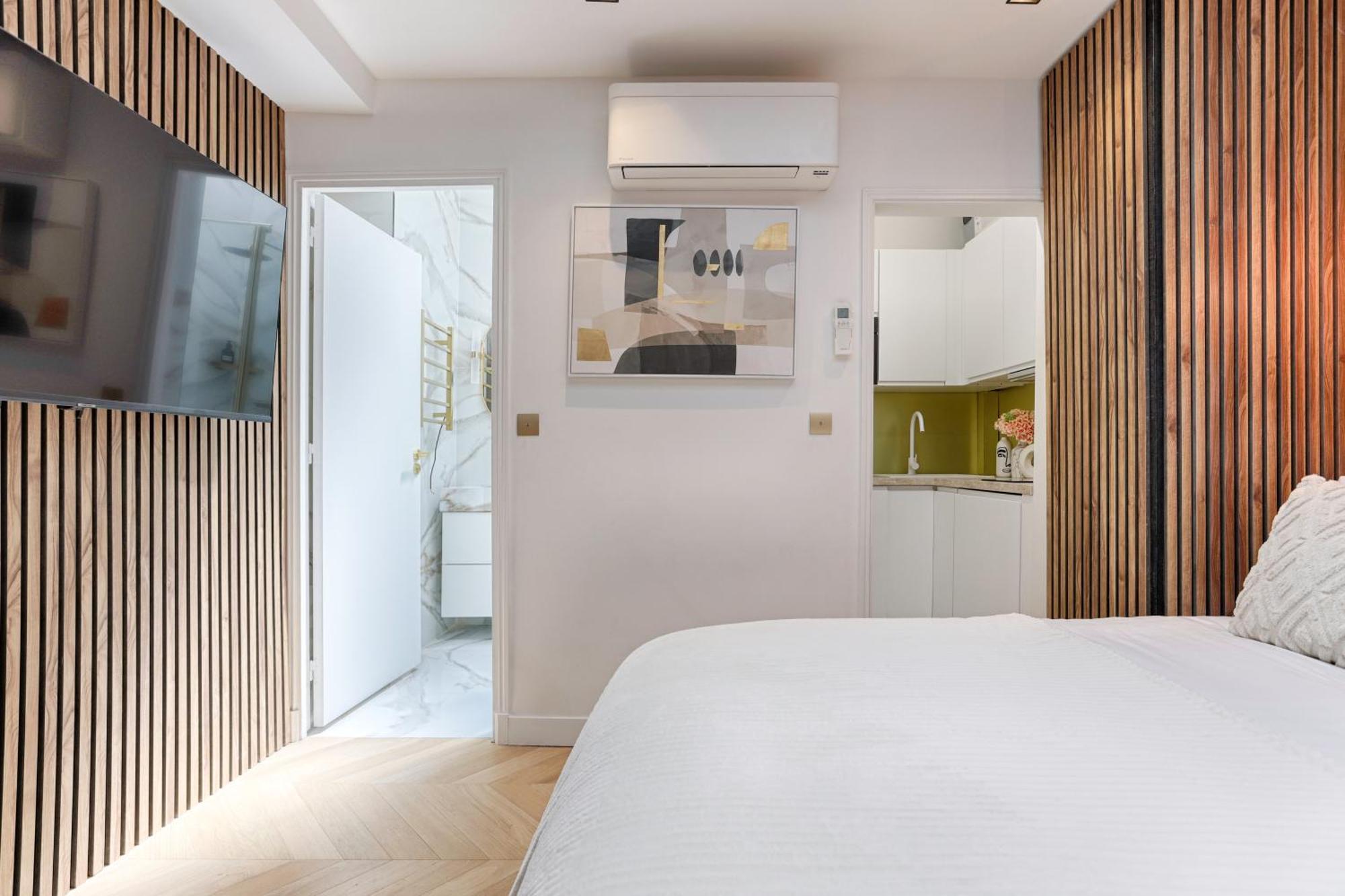 Charming Pied A Terre Near Montmartre Paris