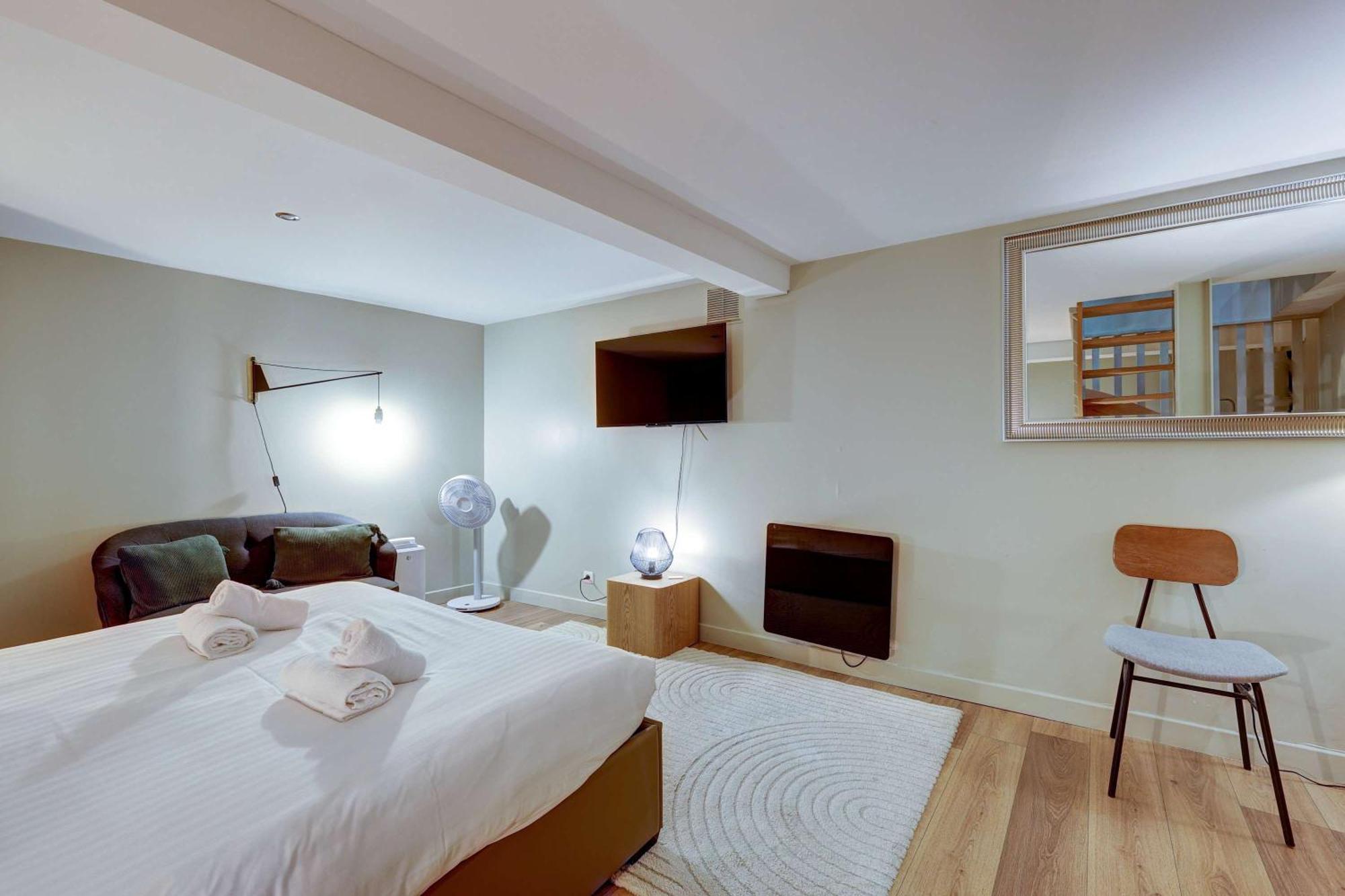 Place De La Nation Cozy 2bd Duplex Apartment *