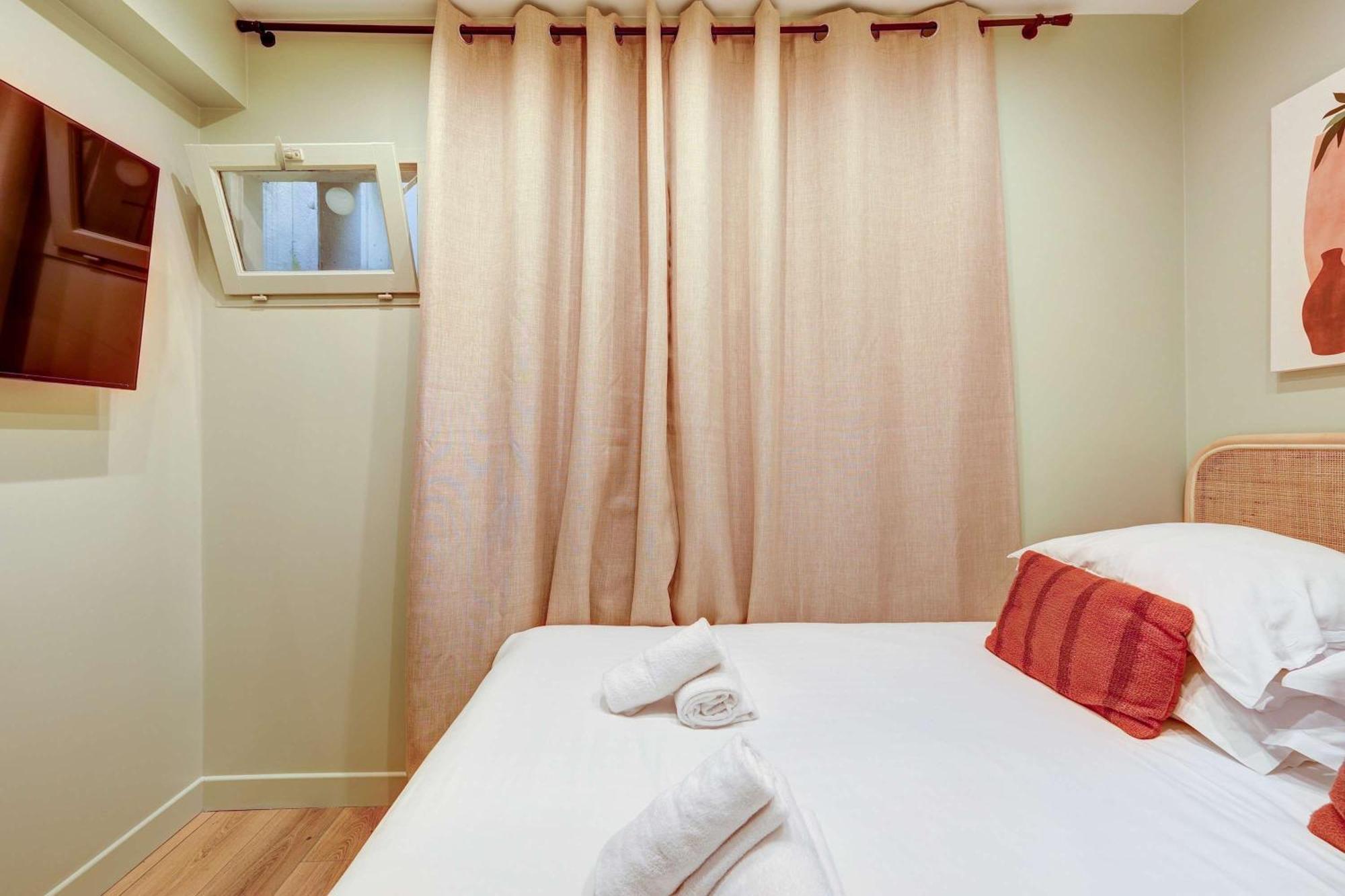 Place De La Nation Cozy 2bd Duplex Apartment