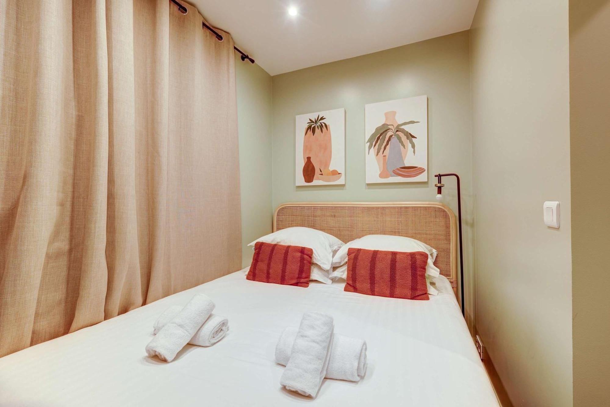 Place De La Nation Cozy 2bd Duplex Apartment
