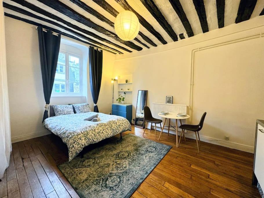 Apartment Parisien Pres Du Louvre Paris, France *