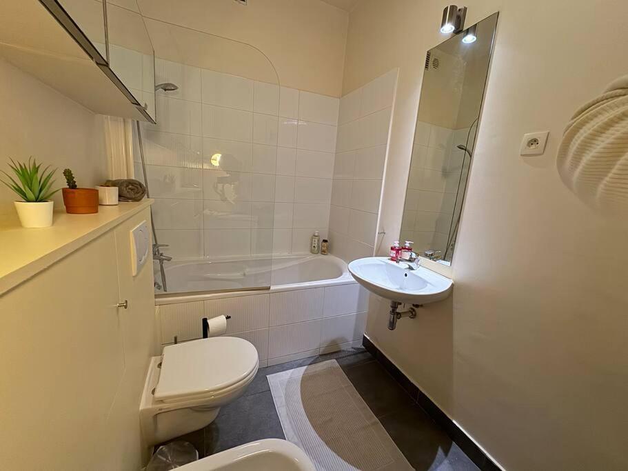 Parisien Pres Du Louvre Paris, France Apartment