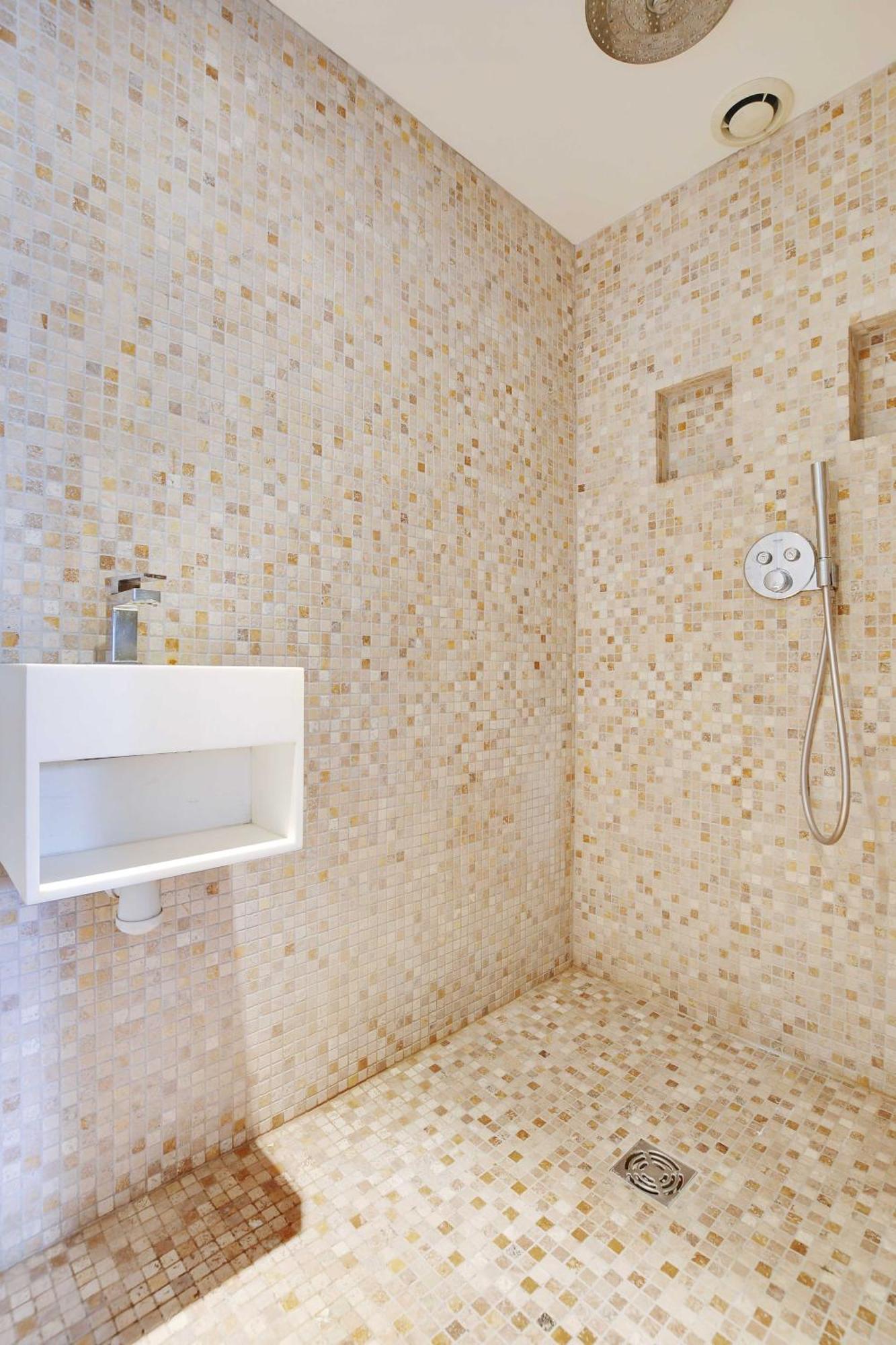Somptuous Terrace-2br-6pcenter Of Appartement