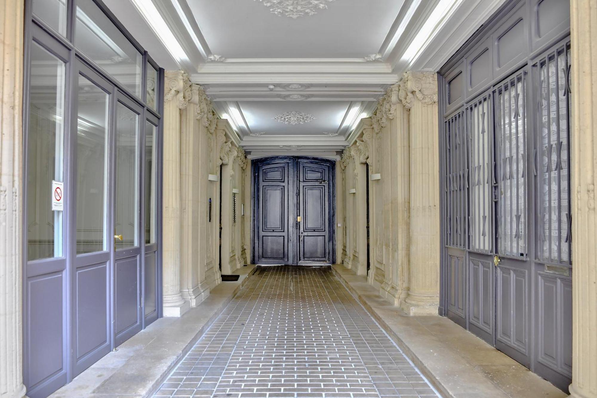 Urban Flat 09 - Stylish Triplex Champs-elysees Apartment *