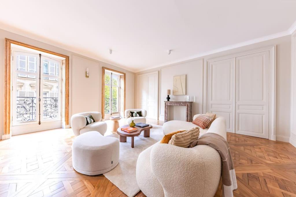 Arc De Triomphe Luxury 3 Bed 3,5 Bath Apartment *