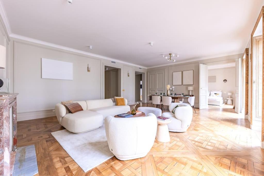 Arc De Triomphe Luxury 3 Bed 3,5 Bath Apartment *
