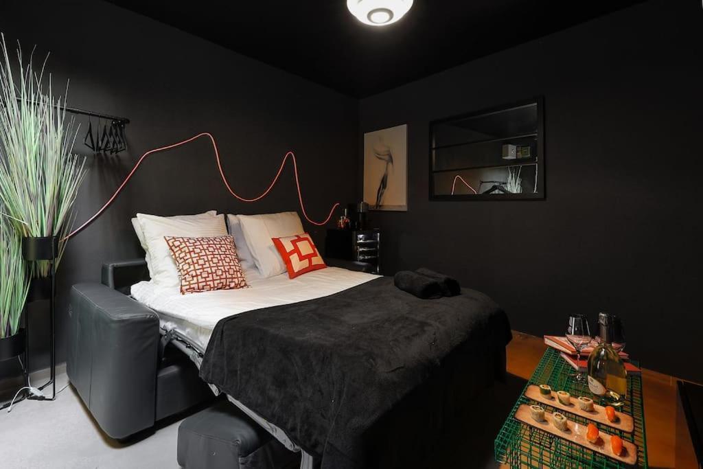 Le Dark Apartment