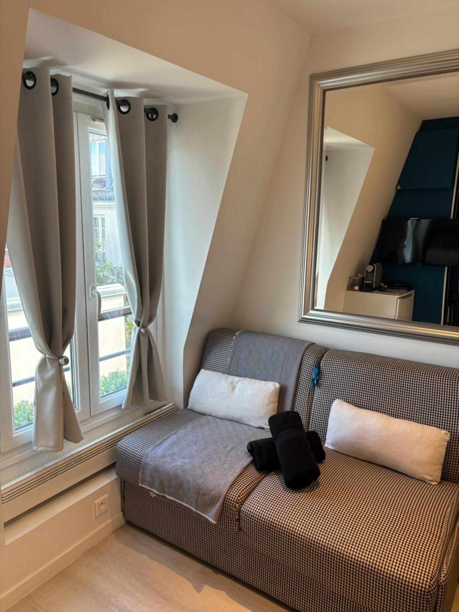 Parisian Cozy Studio: Batignolles Charm Near Landmarks Apartment
