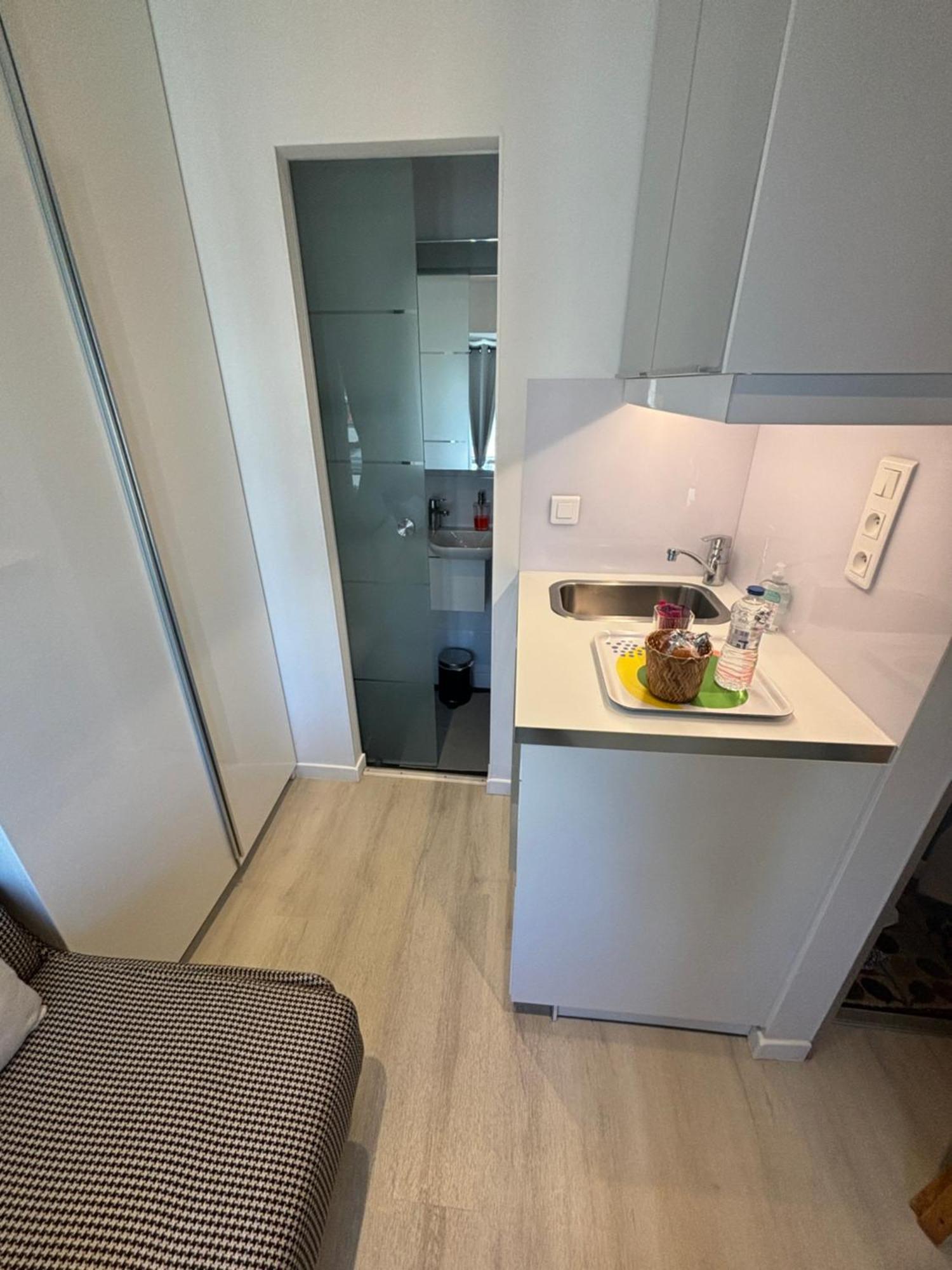 Parisian Cozy Studio: Batignolles Charm Near Landmarks Apartment