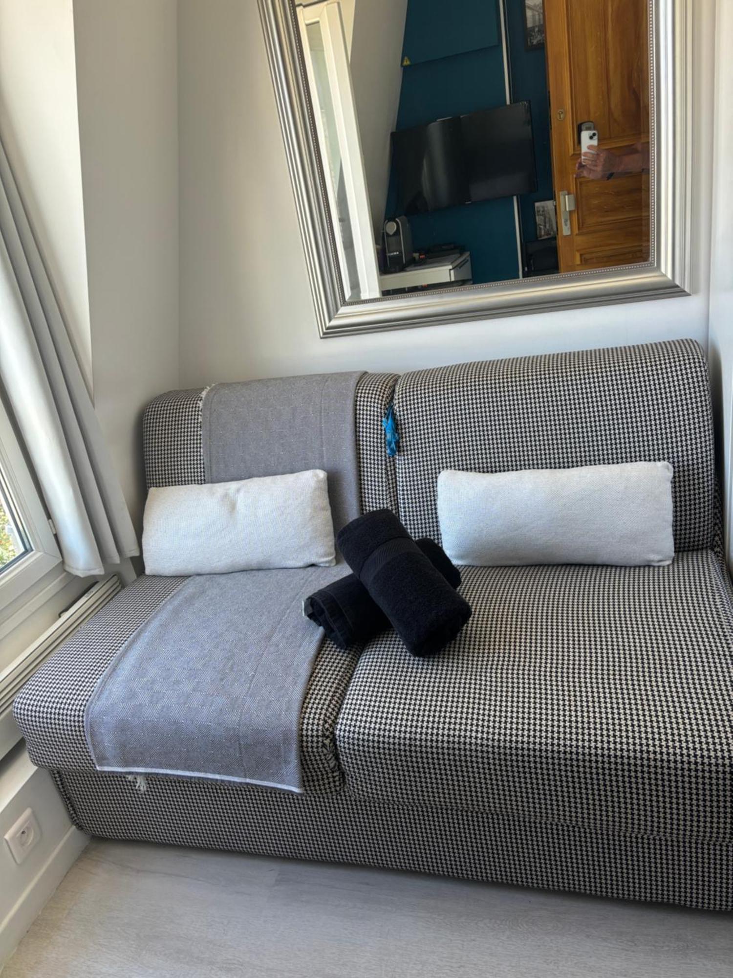 Parisian Cozy Studio: Batignolles Charm Near Landmarks Apartment Paris