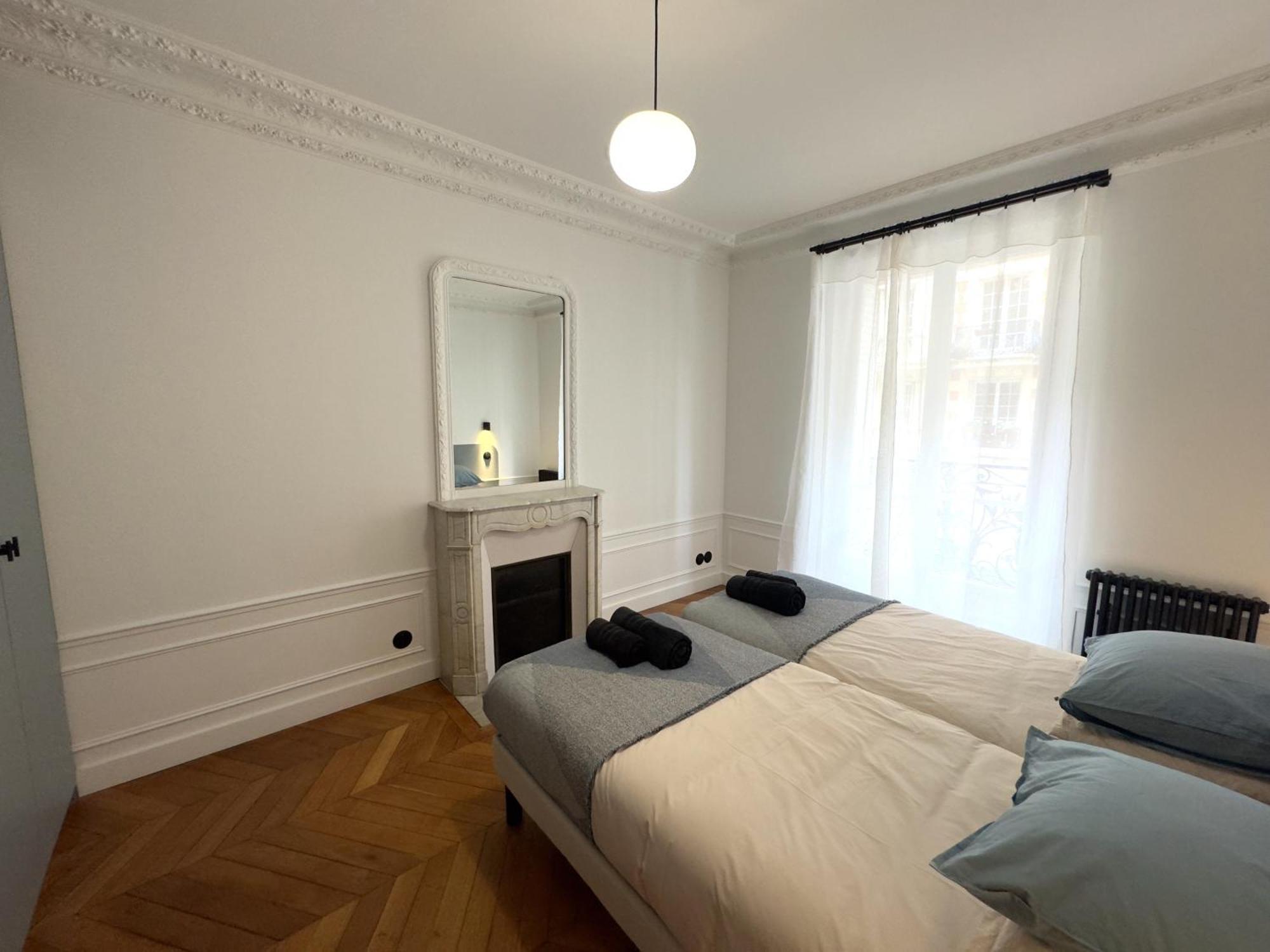 Parisian Luxury Style - Heart Of Montparnasse Apartment