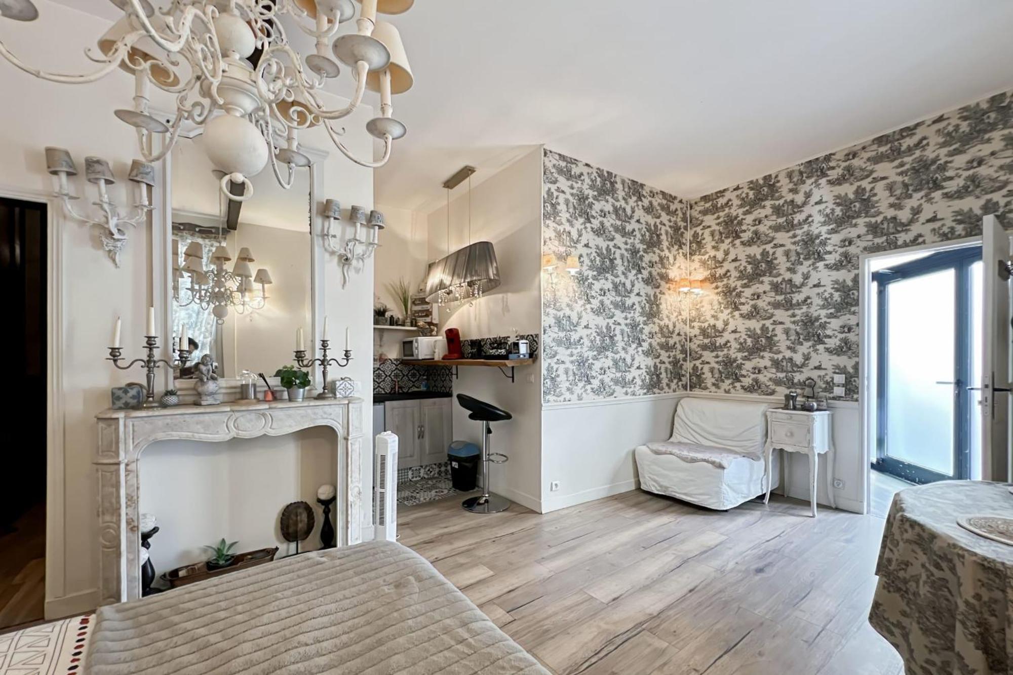 Apartment Charming In The Heart Of Paris