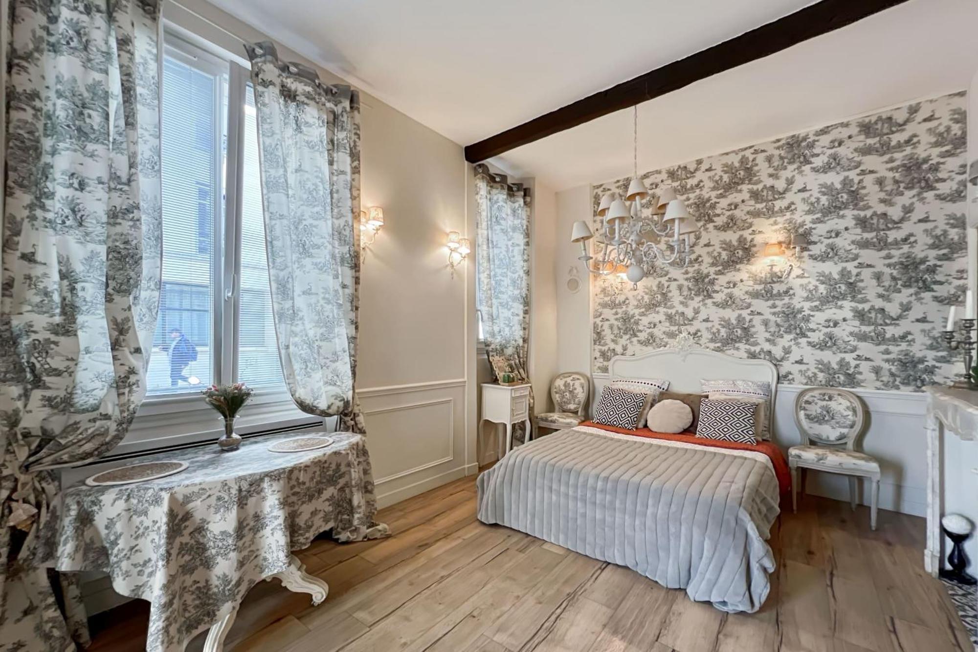 Charming In The Heart Of Apartment Paris