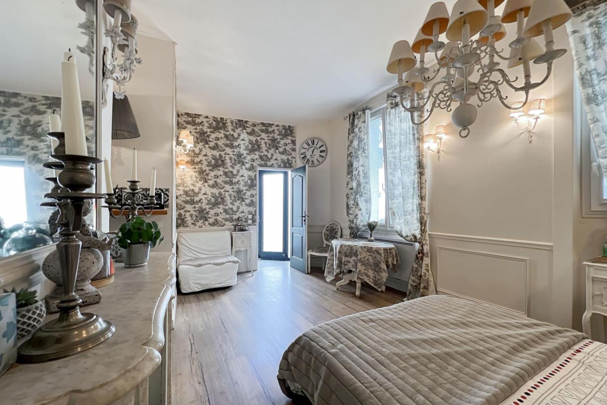 Charming In The Heart Of Paris