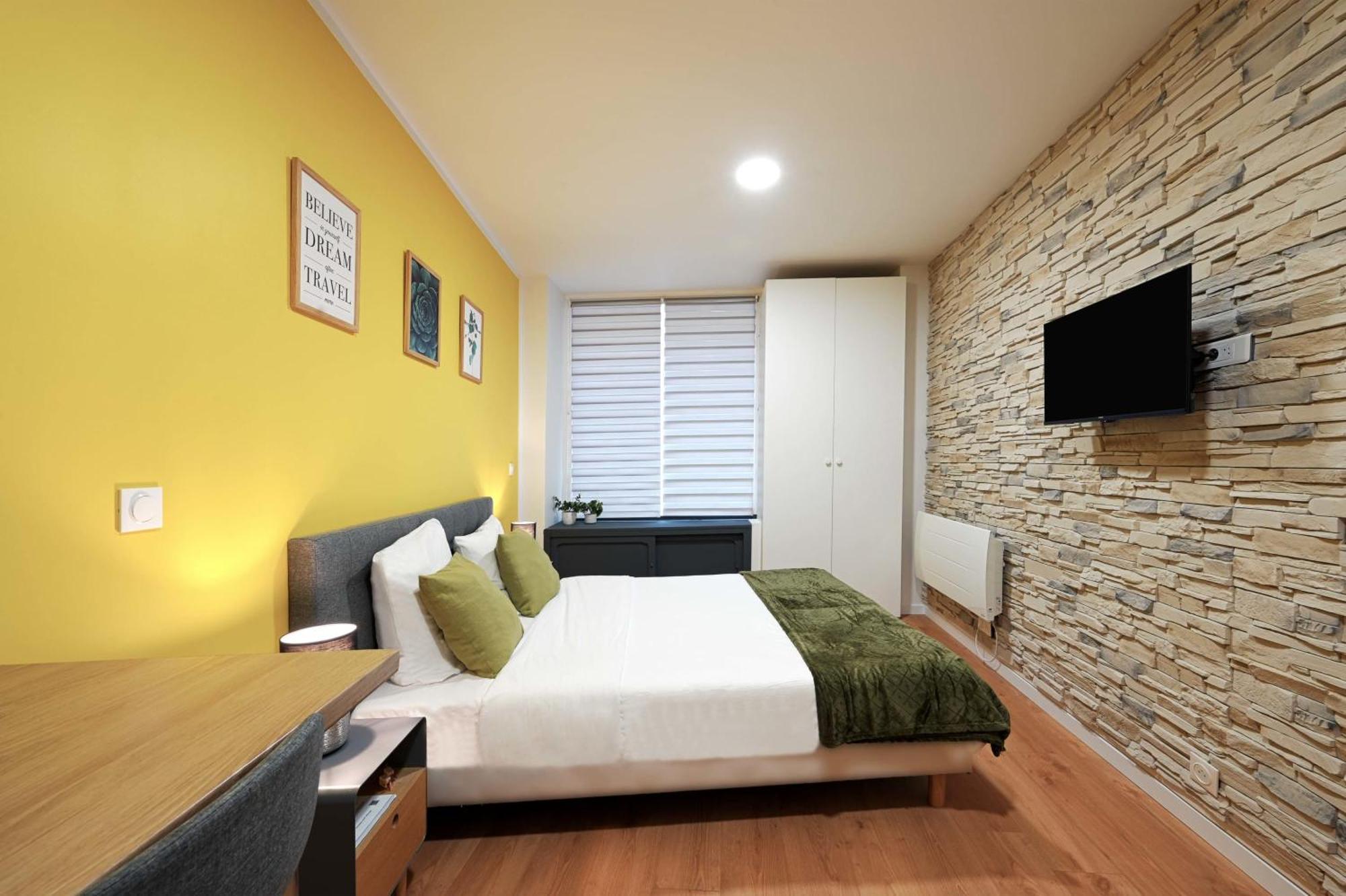 Modern Bright And Fully Renovated