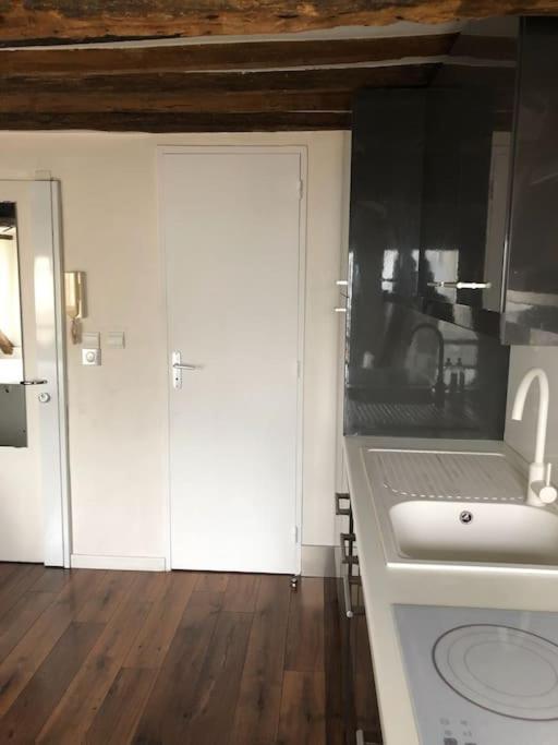 Au Coeur De 8e Apartment *