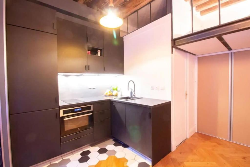 Appartement Bel Parisien, Typique Du Marais *