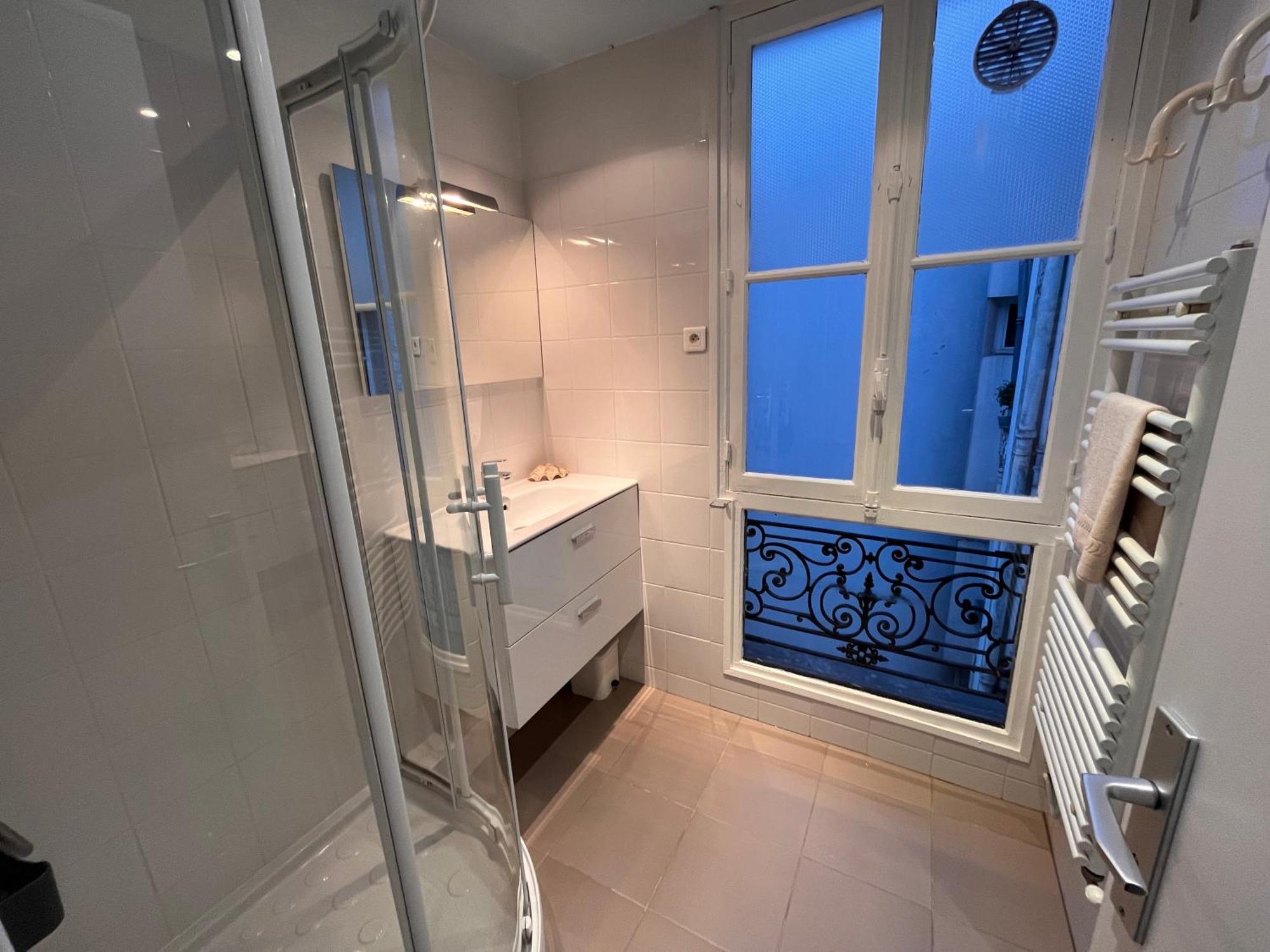 Vivre Au Village Des Batignolles * Paris