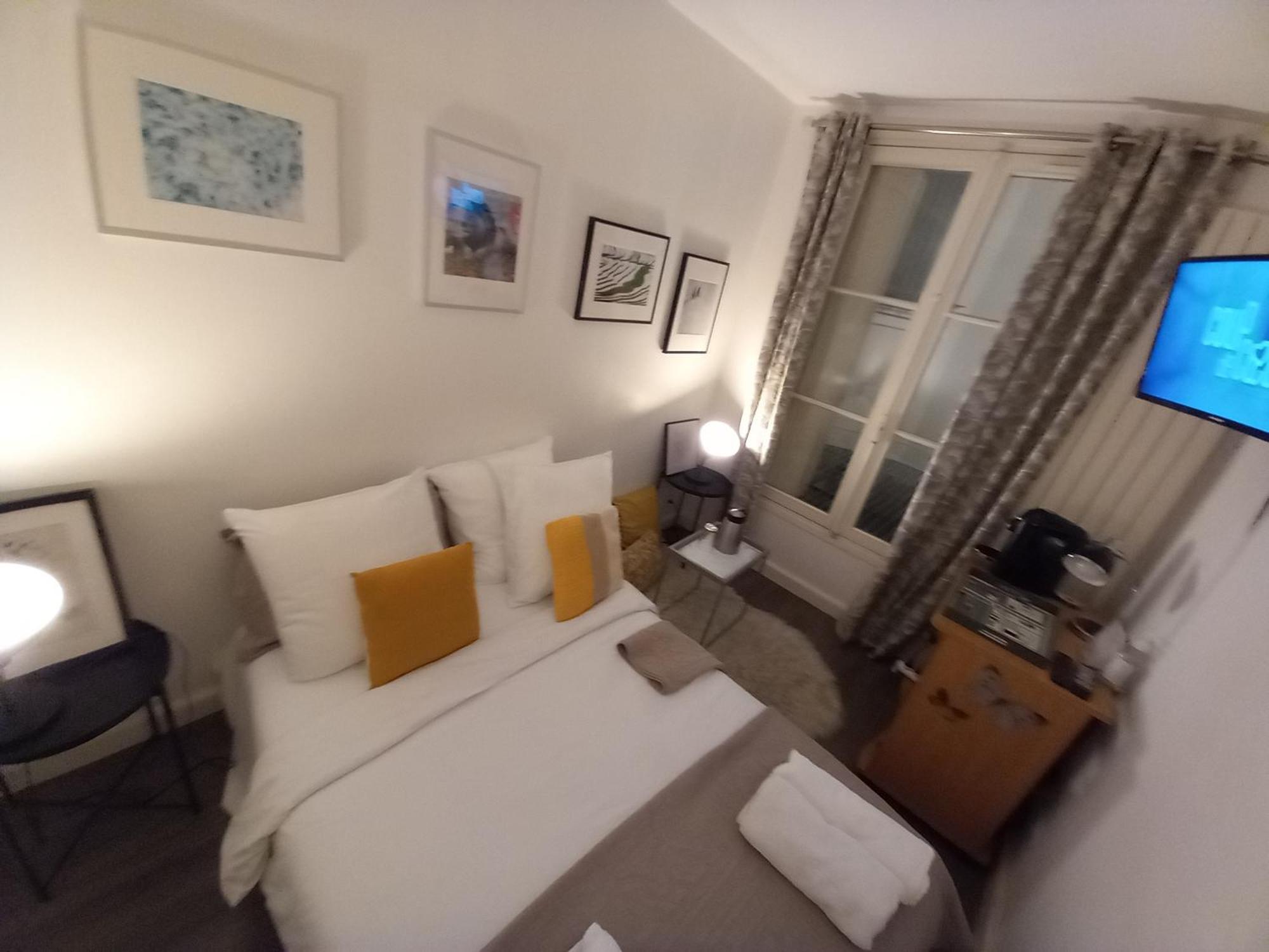 1 Minute Gare Montparnasse , Center, Awsome Place, Close To Eiffel Tour And Louvre Meusm , Front Metro Appartement *