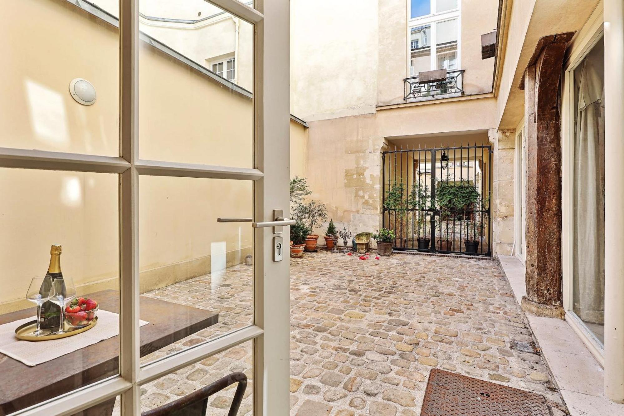 Le Marais & Place Des Vosges - Cityapartmentstay Paris
