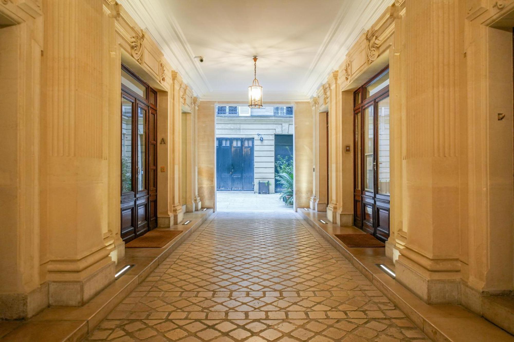 Montaigne Luxury Apartment *