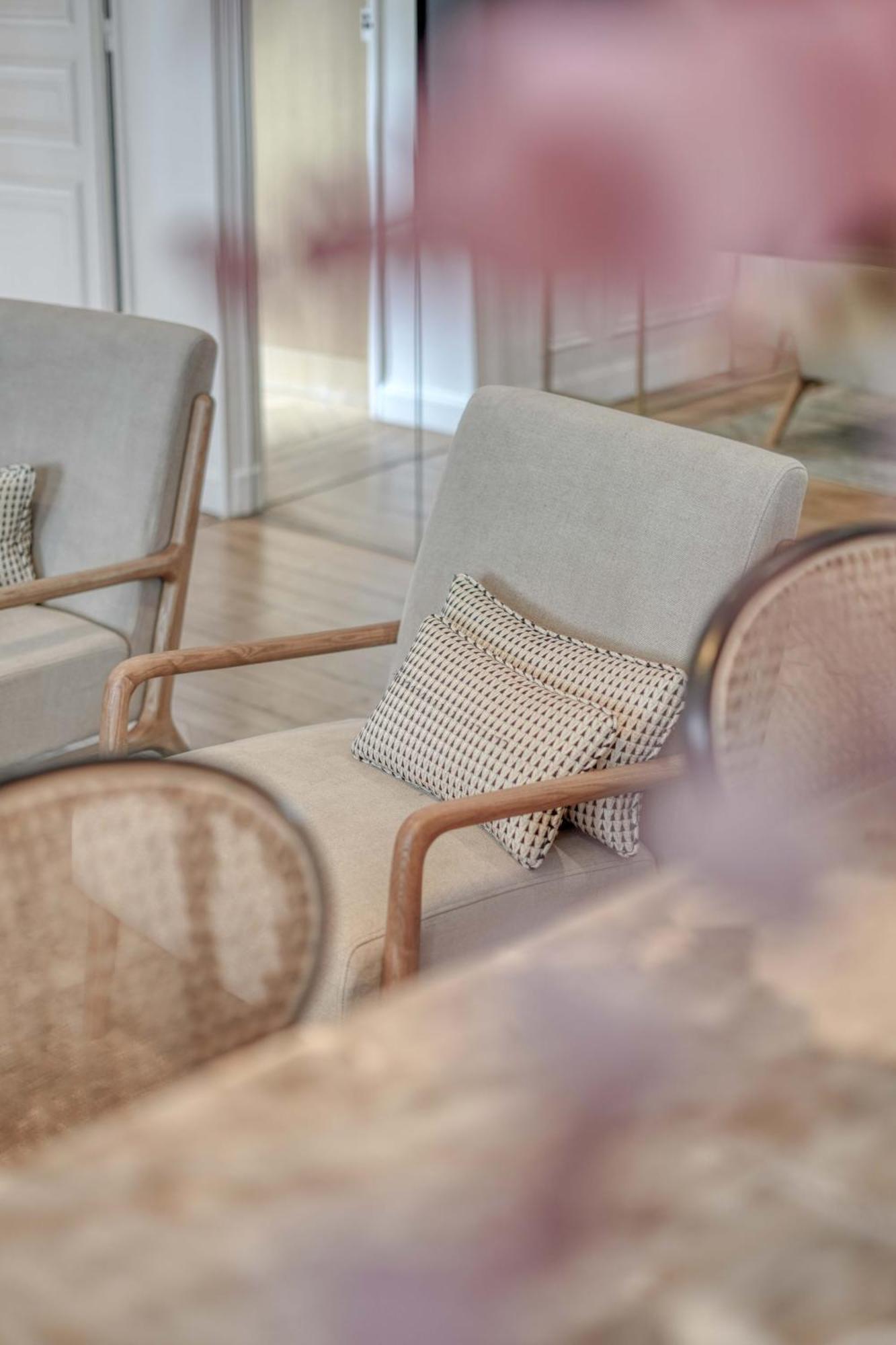 Montaigne Luxury Apartment *