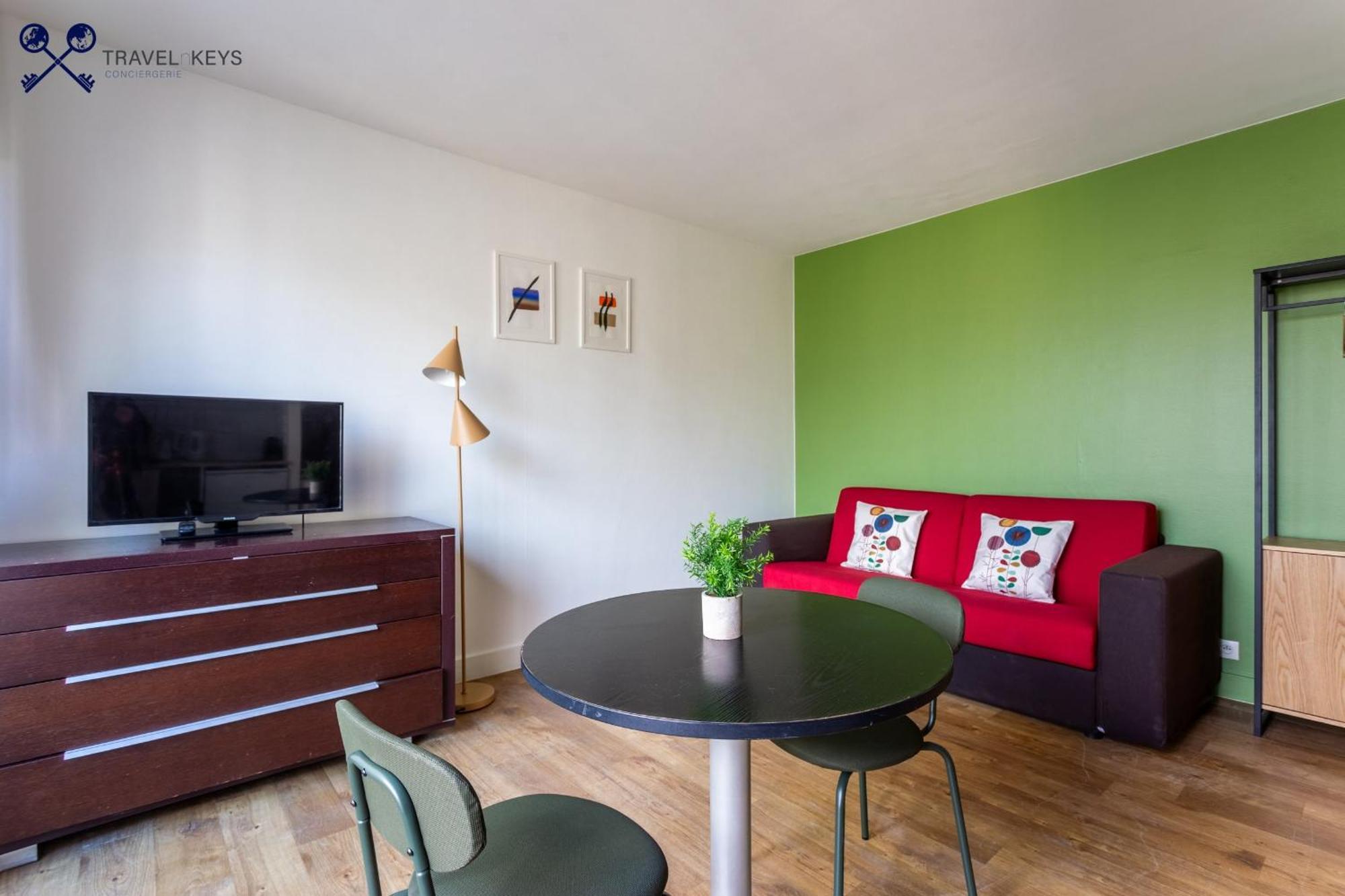 702 - Eiffel Tower Apartment *
